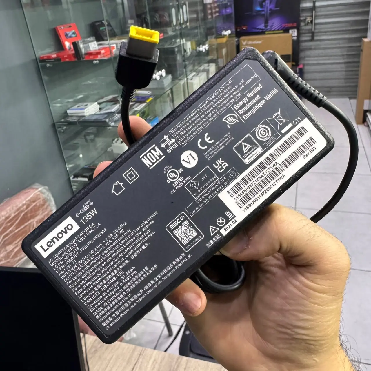 CHARGEUR ORIGINAL LAPTOP LENOVO 135W 20V 6.75A